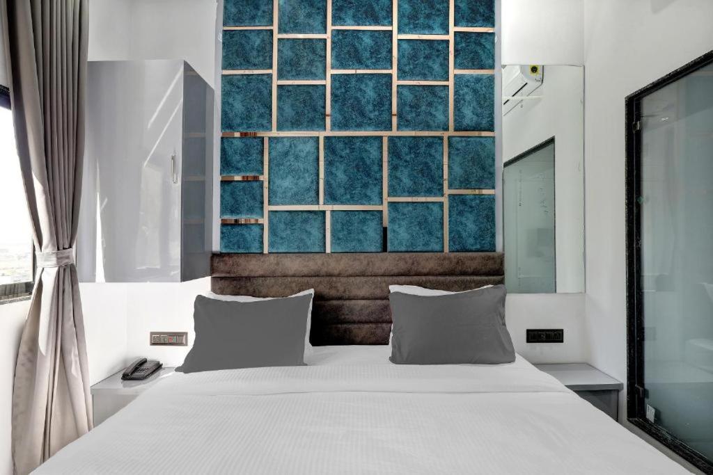 Hotel The Lowell Сурат Екстер'єр фото
